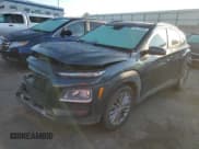 ✅ 2018 Hyundai Kona SEL • VIN: KM8K62AA8JU073763 • Лот: 46170544. Опубликован ранее на Copart с пробегом 64 555 миль. Бесплатный доступ к архиву аукционных продаж из США и подробный отчёт об истории автомобиля на DreamBid. Изображение 1.