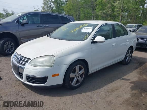 ✅ 2008 Volkswagen Jetta SE • VIN: 3VWRZ71KX8M173889 • Lot: 42062818. Wystawiony na IAAI z przebiegiem Nie podano. Bezpłatny archiwum sprzedaży aukcyjnych z USA i szczegółowy raport historii pojazdu na DreamBid. Zdjęcie 2.