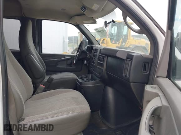 ✅ 2011 Chevrolet Express Passenger 1LT • VIN: 1GAZG1FG5B1106432 • Lot: 42356831. Wystawiony na IAAI z przebiegiem 216 679 mil. Bezpłatny archiwum sprzedaży aukcyjnych z USA i szczegółowy raport historii pojazdu na DreamBid. Zdjęcie 5.