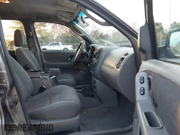 ✅ 2002 Ford Escape XLT Choice • VIN: 1FMYU03112KE00910 • Lot: 43698982. Listed on IAAI with 182,906 mi. Free auction sales archive from the USA and detailed vehicle history report at DreamBid. Image 5.