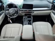 ✅ 2025 Kia Sorento X-Line EX • VIN: 5XYRHDJF4SG382833 • Lot: 62180405. Wystawiony na Copart z przebiegiem 1 420 mil. Bezpłatny archiwum sprzedaży aukcyjnych z USA i szczegółowy raport historii pojazdu na DreamBid. Zdjęcie 8.