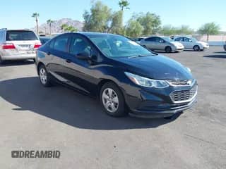 2018 Chevrolet Cruze LS z VIN 1G1BC5SM8J7156155, wystawiony jako IAAI lot #43294819 z przebiegiem 70 176 mil mil oraz . Historia ofert i sprzedaży dostępna na DreamBid. Obrazek 1.