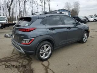 ✅ 2022 Hyundai Kona SEL • VIN: KM8K3CAB7NU831749 • Лот: 43954754. Опубликован ранее на Copart с пробегом 52 267 миль. Бесплатный доступ к архиву аукционных продаж из США и подробный отчёт об истории автомобиля на DreamBid. Изображение 3.