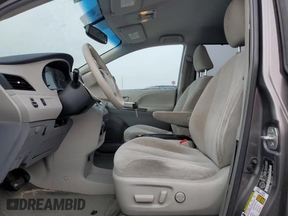 ✅ 2014 Toyota Sienna LE • VIN: 5TDJK3DC1ES075847 • Lot: 71726405. Listed on Copart with 330,561 mi. Free auction sales archive from the USA and detailed vehicle history report at DreamBid. Image 7.