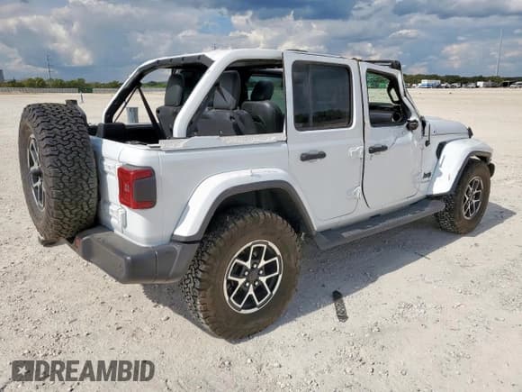 ✅ 2022 Jeep Wrangler Unlimited Sahara Altitude • VIN: 1C4HJXEG5NW116832 • Lot: 82335775. Wystawiony na Copart z przebiegiem 61 313 mil. Bezpłatny archiwum sprzedaży aukcyjnych z USA i szczegółowy raport historii pojazdu na DreamBid. Zdjęcie 3.