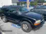 2003 Chevrolet Blazer LS z VIN 1GNCT18X83K175026, wystawiony jako Copart lot #64382535 z przebiegiem 200 297 mil mil oraz Czysty tytuł • Clean title. Historia ofert i sprzedaży dostępna na DreamBid. Obrazek 1.