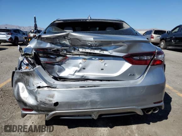 2022 Toyota Camry SE z VIN 4T1G11AK1NU680892, wystawiony jako Copart lot #84971915 z przebiegiem 50 045 mil mil oraz Szkoda całkowita • Salvage title. Historia ofert i sprzedaży dostępna na DreamBid. Obrazek 6.