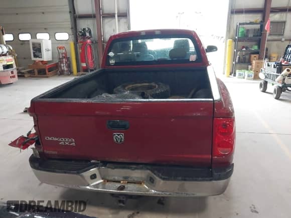 2008 Dodge Dakota SXT z VIN 1D7HW38K18S528662, wystawiony jako IAAI lot #42315787 z przebiegiem 258 549 mil mil oraz . Historia ofert i sprzedaży dostępna na DreamBid. Obrazek 16.