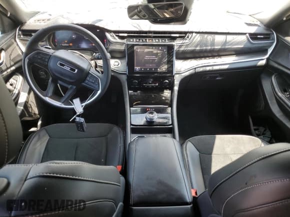 ✅ 2025 Jeep Grand Cherokee Altitude • VIN: 1C4RJHAG2S8657207 • Lot: 68435995. Wystawiony na Copart z przebiegiem 4 615 mil. Bezpłatny archiwum sprzedaży aukcyjnych z USA i szczegółowy raport historii pojazdu na DreamBid. Zdjęcie 8.