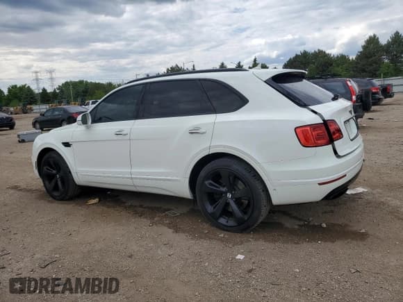 ✅ 2018 Bentley Bentayga Signature • VIN: SJAAC2ZV2JC017454 • Лот: 58329085. Опубликован ранее на Copart с пробегом 76 318 миль. Бесплатный доступ к архиву аукционных продаж из США и подробный отчёт об истории автомобиля на DreamBid. Изображение 2.