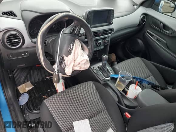 2020 Hyundai Kona SE z VIN KM8K12AA4LU475569, wystawiony jako Copart lot #46074773 z przebiegiem 27 247 mil mil oraz . Historia ofert i sprzedaży dostępna na DreamBid. Obrazek 8.