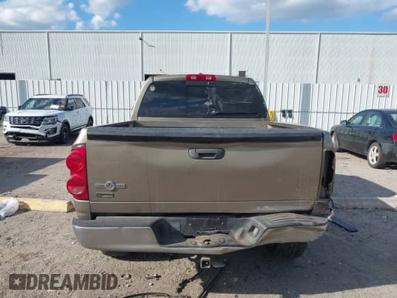 2008 Dodge 1500 SLT с VIN 1D7HA18N28J151990, выставлен на аукционе IAAI как лот 43390212 с пробегом 276 007 миль миль и . История ставок и продаж доступна на DreamBid. Изображение 17.