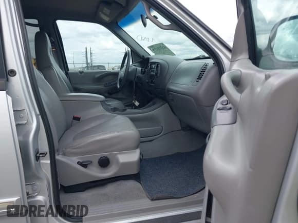 ✅ 1998 Ford Expedition XLT • VIN: 1FMPU18LXWLB92425 • Lot: 43325275. Wystawiony na IAAI z przebiegiem 180 023 mil. Bezpłatny archiwum sprzedaży aukcyjnych z USA i szczegółowy raport historii pojazdu na DreamBid. Zdjęcie 5.