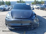 ✅ 2024 Tesla Model Y • VIN: 7SAYGDED2RF198566 • Lot: 43484528. Wystawiony na IAAI z przebiegiem 26 381 mil. Bezpłatny archiwum sprzedaży aukcyjnych z USA i szczegółowy raport historii pojazdu na DreamBid. Zdjęcie 6.