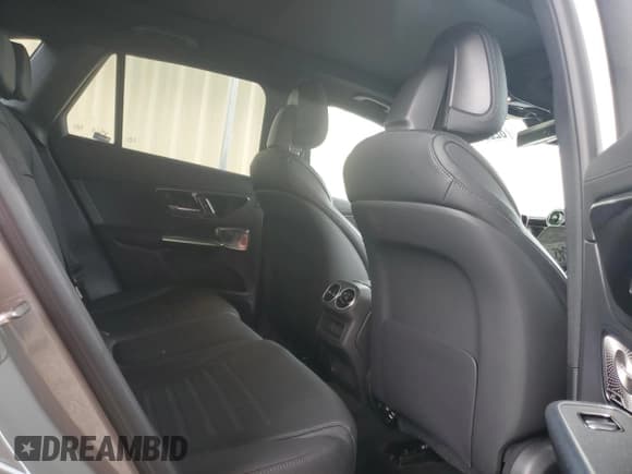 ✅ 2025 Mercedes-Benz GLC 350e • VIN: W1NKM5GB5SF364456 • Лот: 82284215. Опубликован ранее на Copart с пробегом 7 303 миль. Бесплатный доступ к архиву аукционных продаж из США и подробный отчёт об истории автомобиля на DreamBid. Изображение 11.