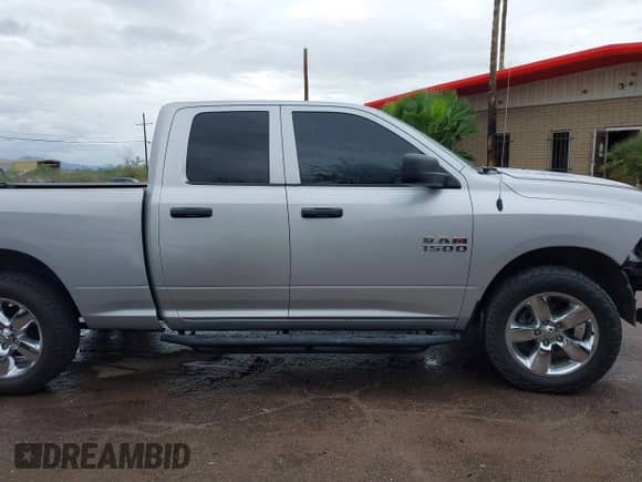 2018 Ram 1500 Tradesman z VIN 1C6RR6FG0JS280326, wystawiony jako IAAI lot #43422781 z przebiegiem 89 435 mil mil oraz . Historia ofert i sprzedaży dostępna na DreamBid. Obrazek 14.