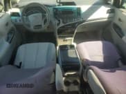 ✅ 2013 Toyota Sienna LE • VIN: 5TDKK3DC1DS283214 • Lot: 82195765. Wystawiony na Copart z przebiegiem 228 729 mil. Bezpłatny archiwum sprzedaży aukcyjnych z USA i szczegółowy raport historii pojazdu na DreamBid. Zdjęcie 8.