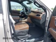 ✅ 2023 Chevrolet Tahoe High Country • VIN: 1GNSKTKL0PR214835 • Lot: 42347599. Wystawiony na IAAI z przebiegiem 53 799 mil. Bezpłatny archiwum sprzedaży aukcyjnych z USA i szczegółowy raport historii pojazdu na DreamBid. Zdjęcie 5.