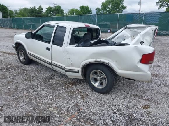 ✅ 2002 Chevrolet S-10 • VIN: 1GCCS19W228255175 • Лот: 42170832. Опубликован ранее на IAAI с пробегом 250 224 миль. Бесплатный доступ к архиву аукционных продаж из США и подробный отчёт об истории автомобиля на DreamBid. Изображение 3.