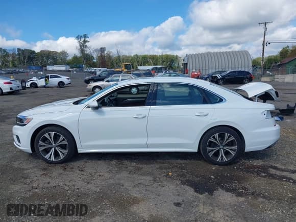 ✅ 2021 Volkswagen Passat SE • VIN: 1VWSA7A32MC003295 • Lot: 43311970. Listed on IAAI with 26,869 mi. Free auction sales archive from the USA and detailed vehicle history report at DreamBid. Image 15.