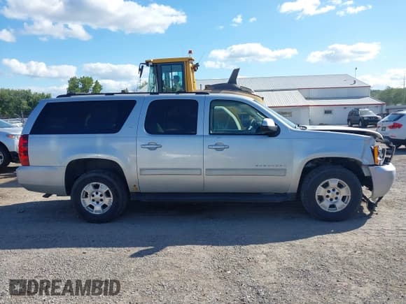 ✅ 2011 Chevrolet Suburban LT • VIN: 1GNSKJE31BR112484 • Lot: 43071981. Listed on IAAI with 235,471 mi. Free auction sales archive from the USA and detailed vehicle history report at DreamBid. Image 14.