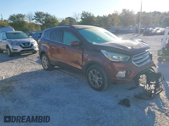 ✅ 2018 Ford Escape SE • VIN: 1FMCU0GD1JUA65519 • Lot: 43677552. Wystawiony na IAAI z przebiegiem 133 860 mil. Bezpłatny archiwum sprzedaży aukcyjnych z USA i szczegółowy raport historii pojazdu na DreamBid. Zdjęcie 1.