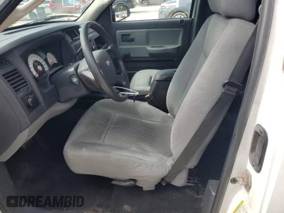 2008 Dodge Dakota ST z VIN 1D7HE22K98S558398, wystawiony jako Copart lot #86100785 z przebiegiem 199 816 mil mil oraz Szkoda całkowita • Salvage title. Historia ofert i sprzedaży dostępna na DreamBid. Obrazek 7.