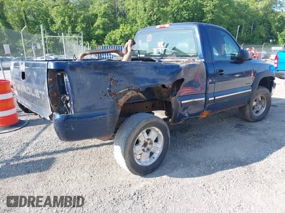 2002 Chevrolet Silverado 1500 LS z VIN 1GCEK14V32Z108462, wystawiony jako IAAI lot #42393465 z przebiegiem Nie podano mil oraz . Historia ofert i sprzedaży dostępna na DreamBid. Obrazek 4.