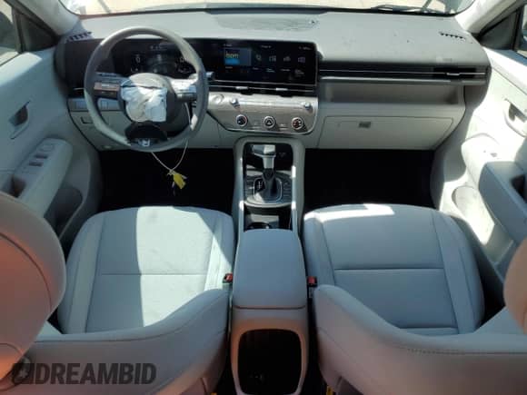 2025 Hyundai Kona SE с VIN KM8HA3AB8SU274040, выставлен на аукционе Copart как лот 81449715 с пробегом 794 миль миль и Чистый • Clean title. История ставок и продаж доступна на DreamBid. Изображение 8.