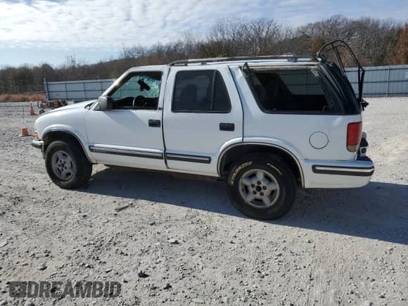 1999 Chevrolet Blazer LS z VIN 1GNDT13W9XK169082, wystawiony jako Copart lot #82568524 z przebiegiem 115 807 mil mil oraz Szkoda całkowita • Salvage title. Historia ofert i sprzedaży dostępna na DreamBid. Obrazek 2.