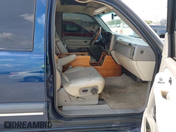 ✅ 2001 Chevrolet Suburban LT • VIN: 3GNEC16T21G126434 • Lot: 43527266. Wystawiony na IAAI z przebiegiem 320 265 mil. Bezpłatny archiwum sprzedaży aukcyjnych z USA i szczegółowy raport historii pojazdu na DreamBid. Zdjęcie 5.