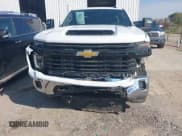 ✅ 2024 Chevrolet Silverado 2500HD Work Truck • VIN: 1GC2YLE73RF403781 • Lot: 40239055. Wystawiony na IAAI z przebiegiem 308 mil. Bezpłatny archiwum sprzedaży aukcyjnych z USA i szczegółowy raport historii pojazdu na DreamBid. Zdjęcie 6.
