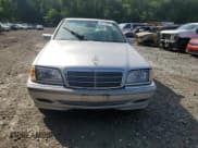 ✅ 1998 Mercedes-Benz C 230/260/280/320 • VIN: WDBHA23G6WA554827 • Lot: 64129885. Wystawiony na Copart z przebiegiem 135 990 mil. Bezpłatny archiwum sprzedaży aukcyjnych z USA i szczegółowy raport historii pojazdu na DreamBid. Zdjęcie 5.