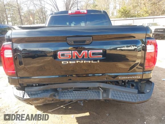 ✅ 2023 GMC Canyon 4WD Denali • VIN: 1GTP6FEK9P1146606 • Lot: 41330983. Wystawiony na IAAI z przebiegiem 18 907 mil. Bezpłatny archiwum sprzedaży aukcyjnych z USA i szczegółowy raport historii pojazdu na DreamBid. Zdjęcie 16.
