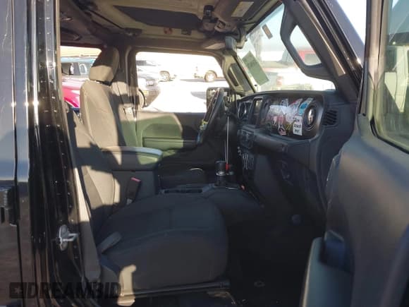 ✅ 2020 Jeep Gladiator Sport S • VIN: 1C6HJTAG6LL215048 • Lot: 43690478. Wystawiony na IAAI z przebiegiem 49 119 mil. Bezpłatny archiwum sprzedaży aukcyjnych z USA i szczegółowy raport historii pojazdu na DreamBid. Zdjęcie 5.