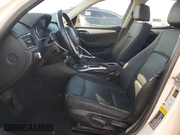 ✅ 2013 BMW X1 28i • VIN: WBAVM1C53DVW45030 • Lot: 90732035. Wystawiony na Copart z przebiegiem 123 490 mil. Bezpłatny archiwum sprzedaży aukcyjnych z USA i szczegółowy raport historii pojazdu na DreamBid. Zdjęcie 7.