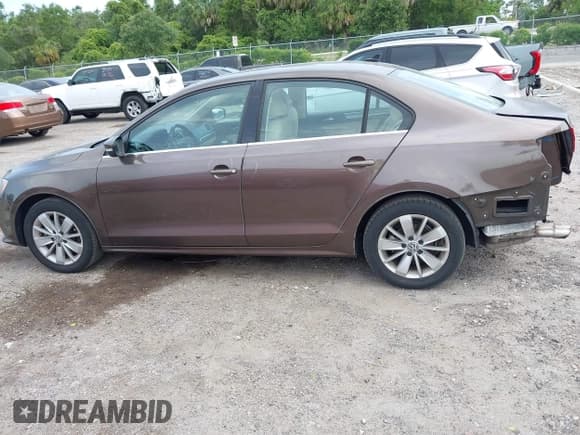 ✅ 2015 Volkswagen Jetta SE • VIN: 3VWD07AJXFM289988 • Лот: 42322842. Опубликован ранее на IAAI с пробегом 131 998 миль. Бесплатный доступ к архиву аукционных продаж из США и подробный отчёт об истории автомобиля на DreamBid. Изображение 15.