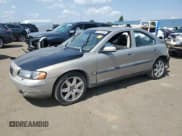 ✅ 2004 Volvo S60 • VIN: YV1RH59H542317976 • Лот: 65174294. Опубликован ранее на Copart с пробегом Не указан. Бесплатный доступ к архиву аукционных продаж из США и подробный отчёт об истории автомобиля на DreamBid. Изображение 1.