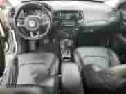 2020 Jeep Compass Limited z VIN 3C4NJDCB7LT221383, wystawiony jako Copart lot #84047185 z przebiegiem 82 746 mil mil oraz Szkoda całkowita • Salvage title. Historia ofert i sprzedaży dostępna na DreamBid. Obrazek 8.