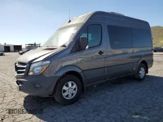 ✅ 2014 Mercedes-Benz Sprinter Passenger • VIN: WDZPE7CC8E5834266 • Lot: 56178535. Wystawiony na Copart z przebiegiem 125 433 mil. Bezpłatny archiwum sprzedaży aukcyjnych z USA i szczegółowy raport historii pojazdu na DreamBid. Zdjęcie 1.