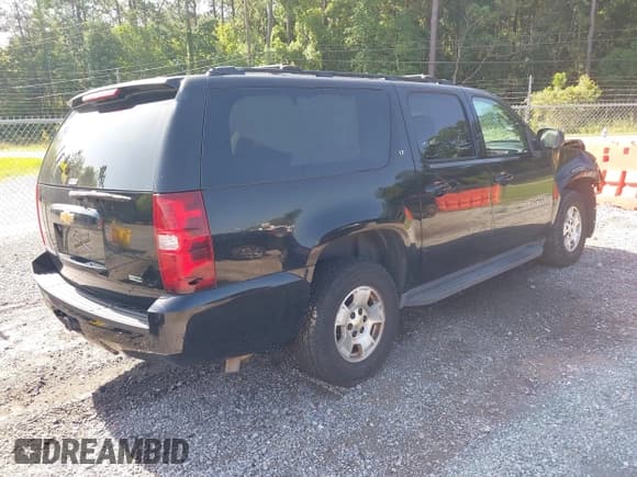 ✅ 2011 Chevrolet Suburban LT • VIN: 1GNSCJE05BR215667 • Lot: 42542649. Wystawiony na IAAI z przebiegiem 136 902 mil. Bezpłatny archiwum sprzedaży aukcyjnych z USA i szczegółowy raport historii pojazdu na DreamBid. Zdjęcie 4.