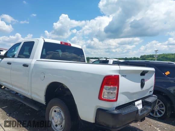 ✅ 2024 Ram 2500 Tradesman • VIN: 3C6UR5CJ0RG131566 • Lot: 42231132. Wystawiony na IAAI z przebiegiem 3 868 mil. Bezpłatny archiwum sprzedaży aukcyjnych z USA i szczegółowy raport historii pojazdu na DreamBid. Zdjęcie 3.