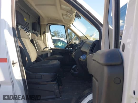 ✅ 2017 Ram ProMaster Cargo • VIN: 3C6TRVAGXHE500382 • Lot: 43332109. Wystawiony na IAAI z przebiegiem 123 790 mil. Bezpłatny archiwum sprzedaży aukcyjnych z USA i szczegółowy raport historii pojazdu na DreamBid. Zdjęcie 5.