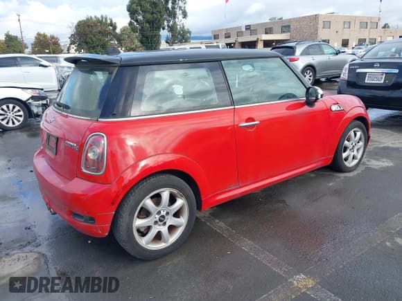 ✅ 2010 MINI Hardtop S • VIN: WMWMF7C58ATZ74239 • Lot: 43741250. Wystawiony na IAAI z przebiegiem 91 566 mil. Bezpłatny archiwum sprzedaży aukcyjnych z USA i szczegółowy raport historii pojazdu na DreamBid. Zdjęcie 4.