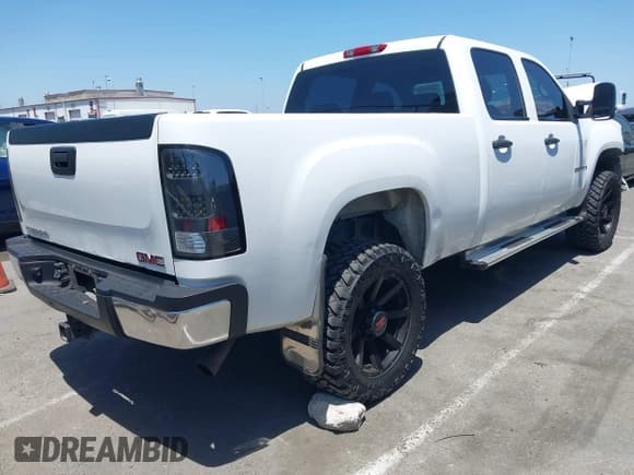 ✅ 2008 GMC Sierra 2500HD Work Truck • VIN: 1GTHC23K28F224155 • Lot: 42532982. Wystawiony na IAAI z przebiegiem 142 974 mil. Bezpłatny archiwum sprzedaży aukcyjnych z USA i szczegółowy raport historii pojazdu na DreamBid. Zdjęcie 4.