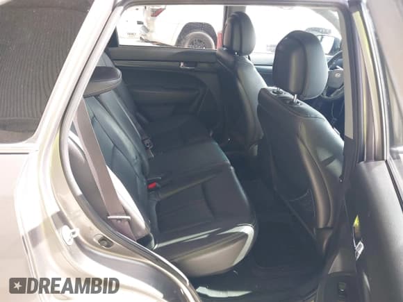 ✅ 2011 Kia Sorento SX • VIN: 5XYKW4A23BG135324 • Lot: 43900649. Listed on IAAI with 276,749 mi. Free auction sales archive from the USA and detailed vehicle history report at DreamBid. Image 8.