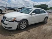 ✅ 2013 Chrysler 200 Touring • VIN: 1C3CCBBB5DN726433 • Лот: 60270275. Опубликован ранее на Copart с пробегом 139 951 миль. Бесплатный доступ к архиву аукционных продаж из США и подробный отчёт об истории автомобиля на DreamBid. Изображение 1.