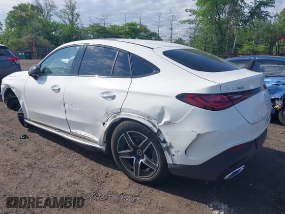 ✅ 2024 Mercedes-Benz GLC 300 • VIN: W1NKJ4HB5RF232289 • Lot: 42124945. Listed on IAAI with 4,661 mi. Free auction sales archive from the USA and detailed vehicle history report at DreamBid. Image 3.