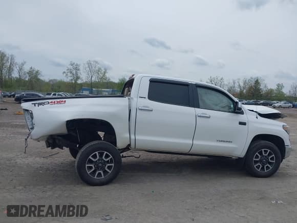 ✅ 2018 Toyota Tundra SR5 • VIN: 5TFHW5F14JX769916 • Lot: 42097530. Wystawiony na IAAI z przebiegiem 132 062 mil. Bezpłatny archiwum sprzedaży aukcyjnych z USA i szczegółowy raport historii pojazdu na DreamBid. Zdjęcie 13.