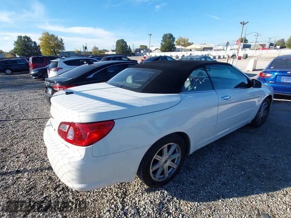 ✅ 2008 Chrysler Sebring Limited • VIN: 1C3LC65M88N609083 • Lot: 43541554. Wystawiony na IAAI z przebiegiem 107 190 mil. Bezpłatny archiwum sprzedaży aukcyjnych z USA i szczegółowy raport historii pojazdu na DreamBid. Zdjęcie 4.
